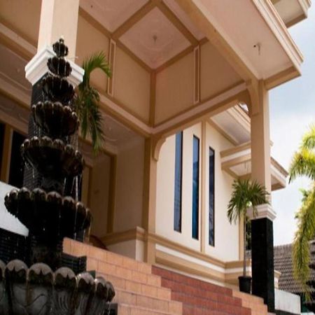 King Hotel Wates  Bagian luar foto
