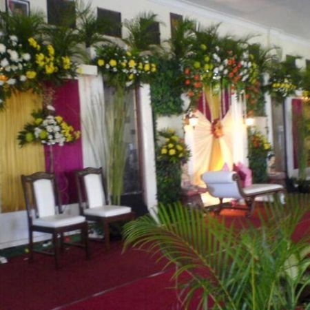 King Hotel Wates  Bagian luar foto
