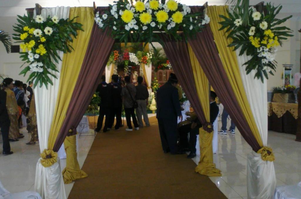 King Hotel Wates  Bagian luar foto