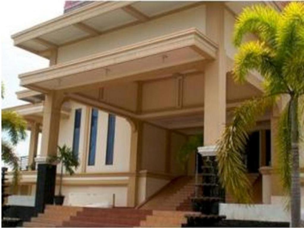 King Hotel Wates  Bagian luar foto